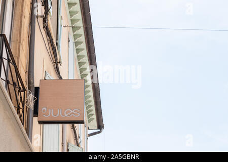 Lione, Francia - Luglio 17, 2019: Jules Logo nella parte anteriore del loro negozio di Lione. Jules è un moda francese rivenditore focalizzato sull uomo abbigliamento, nella diffusione della co Foto Stock