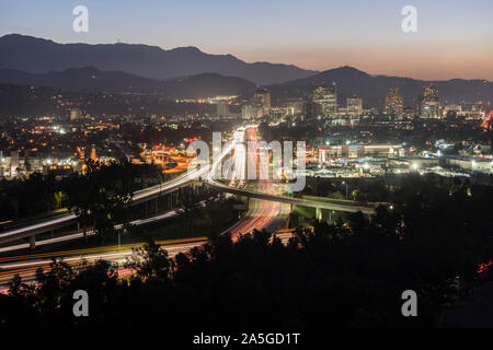 Alba vista di pendolari sulla rotta 134 Ventura freeway in Glendale e Los Angeles, California. Colpo da Griffith Park guardando ad est verso la SAN Foto Stock