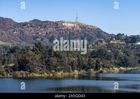 Los Angeles, California, Stati Uniti d'America - 13 Ottobre 2019: vista la famosa insegna di Hollywood del serbatoio e il vicino lago di Griffith Park. Foto Stock