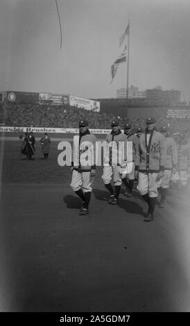 Babe Ruth, all apertura del Yankee Stadium baseball Foto Stock