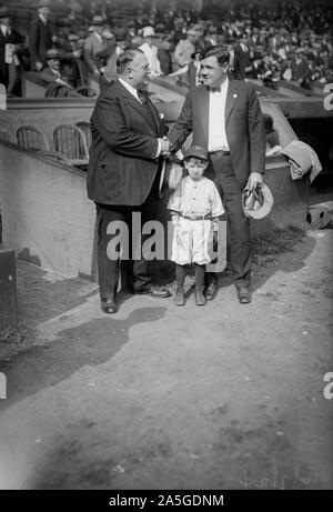 Babe Ruth, Bill Edwards, e la squadra di baseball mascot Foto Stock