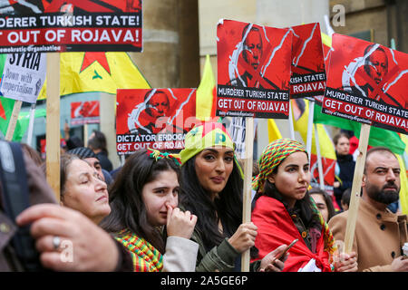 Londra, Regno Unito. Xx oct, 2019. Manifestanti curdi con cartelli durante la dimostrazione.manifestanti chiedono a livello mondiale una mobilitazione di massa e le azioni contro la Turchia operazione militare nella Siria settentrionale. Il 9 ottobre 2019 il presidente statunitense Donald Trump ha annunciato che le truppe degli Stati Uniti potrà tirare indietro dall'area. Credito: SOPA Immagini limitata/Alamy Live News Foto Stock