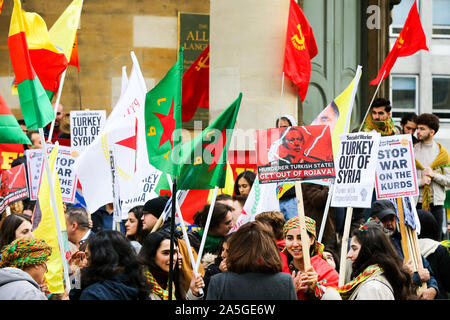 Londra, Regno Unito. Xx oct, 2019. Manifestanti curdi sono visti con cartelli e bandiere durante la dimostrazione.manifestanti chiedono a livello mondiale una mobilitazione di massa e le azioni contro la Turchia operazione militare nella Siria settentrionale. Il 9 ottobre 2019 il presidente statunitense Donald Trump ha annunciato che le truppe degli Stati Uniti potrà tirare indietro dall'area. Credito: SOPA Immagini limitata/Alamy Live News Foto Stock