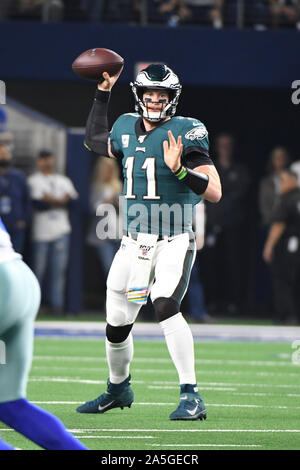 Arlington, Stati Uniti. Xx oct, 2019. Philadelphia Eagles quarterback Carson Wentz (11) lancia contro Dallas Cowboys durante il loro gioco di NFL AT&T Stadium di Arlington, Texas, domenica 20 ottobre, 2019. Foto di Ian Halperin/UPI Credito: UPI/Alamy Live News Foto Stock