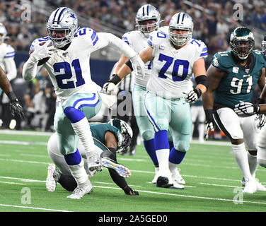 Arlington, Stati Uniti. Xx oct, 2019. Dallas Cowboys running back Ezechiele Elliott (21) precipita contro il Philadelphia Eagles durante il loro gioco di NFL AT&T Stadium di Arlington, Texas, domenica 20 ottobre, 2019. Foto di Ian Halperin/UPI Credito: UPI/Alamy Live News Foto Stock