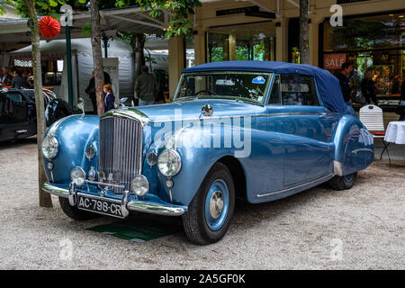 BADEN baden, Germania - Luglio 2019: blu Crewe Rolls-Royce BENTLEY CONTINENTAL S1 S2 cabrio oldtimer riunione nel Kurpark. Foto Stock