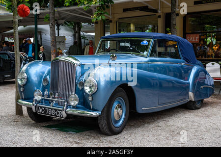 BADEN baden, Germania - Luglio 2019: blu Crewe Rolls-Royce BENTLEY CONTINENTAL S1 S2 cabrio oldtimer riunione nel Kurpark. Foto Stock