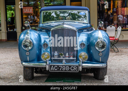 BADEN baden, Germania - Luglio 2019: blu Crewe Rolls-Royce BENTLEY CONTINENTAL S1 S2 cabrio oldtimer riunione nel Kurpark. Foto Stock