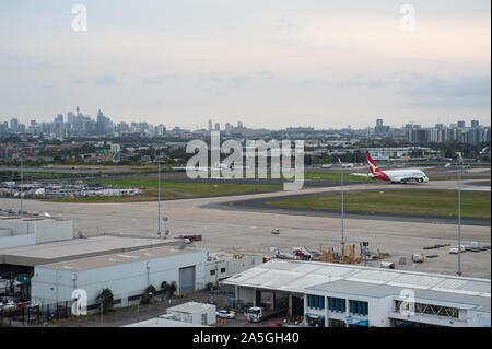 21.09.2019, Sydney, Nuovo Galles del Sud, Australia - Vista dal Kingsford Smith International Airport attraverso il grembiule verso la città skyline del centro. Foto Stock