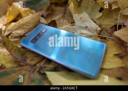 Samsung Galaxy S 10 plus su giallo caduti Foto Stock