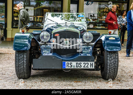 BADEN baden, Germania - Luglio 2019: blu scuro BENTLEY cabrio roadster escalibur 35, oldtimer riunione nel Kurpark. Foto Stock