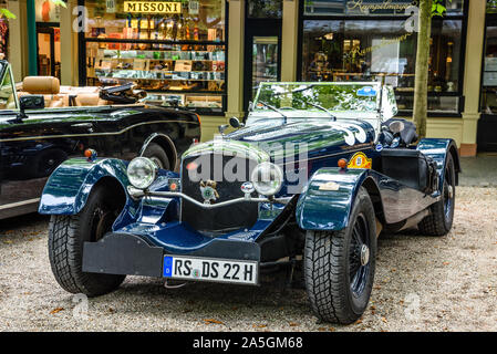 BADEN baden, Germania - Luglio 2019: blu scuro BENTLEY cabrio roadster escalibur 35, oldtimer riunione nel Kurpark. Foto Stock