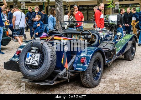 BADEN baden, Germania - Luglio 2019: blu scuro BENTLEY cabrio roadster escalibur 35, oldtimer riunione nel Kurpark. Foto Stock