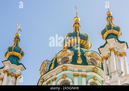 Cupole di la chiesa di Sant'Andrea progettata dall architetto Rastrelli, Kiev, Ucraina, soleggiata giornata autunnale. Foto Stock
