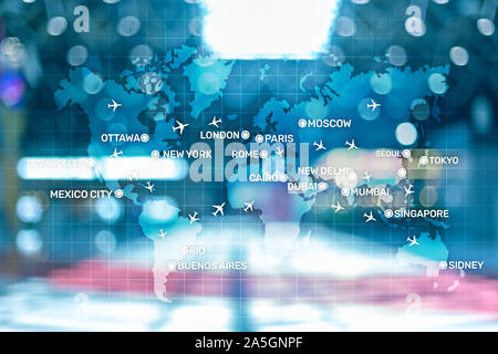 Carta da parati di aviazione con piani sopra la mappa con i principali nomi di città. Mappa digitale con piani intorno al concetto di mondo Foto Stock