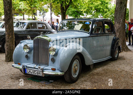 BADEN baden, Germania - Luglio 2019: azzurro BENTLEY R di tipo, oldtimer riunione nel Kurpark. Foto Stock