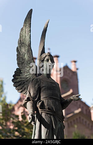 scultura dell'angelo custode al cimitero principale di francoforte sul meno, germania Foto Stock