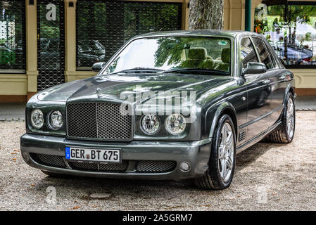 BADEN baden, Germania - Luglio 2019: grigio scuro argento Bentley Arnage 2007, oldtimer riunione nel Kurpark. Foto Stock