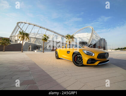 Lusso giallo Mercedes Benz AMG Super auto sulle strade di Doha Foto Stock