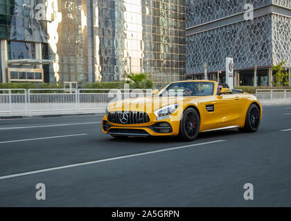 Lusso giallo Mercedes Benz AMG Super auto sulle strade di Doha Foto Stock