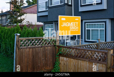 Burnaby, BC, Canada, 19 ottobre 2019. Un segno di supporto per leader federale di partito Jagmeet Singh in un residence in Burnaby, BC. Singh è in esecuzione per la rielezione nel suo sud Burnaby equitazione in Canadian elezione federale, Ottobre 21, 2019. Foto Stock