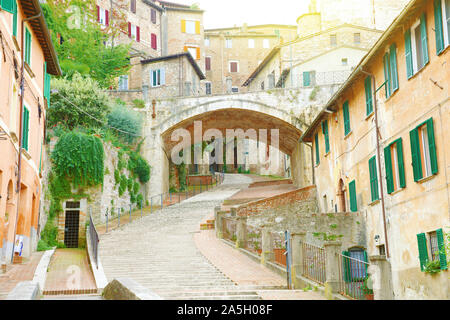 Perugia bella e antica strada con passi via dell'Acquedotto, Umbria, Italia. Foto Stock