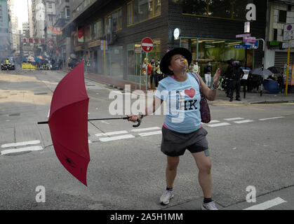 Hong Kong, Cina. Xx oct, 2019. Una donna con ombrello grida slogan in Hong Kong di domenica. Credito: Ringo Chiu/ZUMA filo/Alamy Live News Foto Stock
