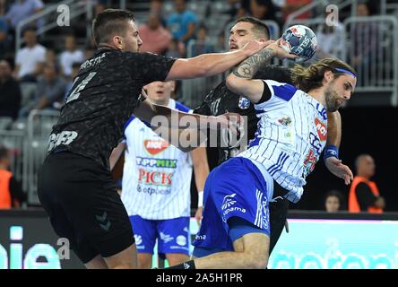 (191021) -- ZAGREB, Ottobre 21, 2019 (Xinhua) -- Dean Bombac (R) di mol-Pick Szeged spara la sfera durante a VELUX EHF Champions League, gruppo A, Round 5 match tra PPD Zagabria e MOL-Pick Szeged a Zagabria in Croazia, 20 ott. 2019. (Marko Lukunic/Pixsell via Xinhua) Foto Stock