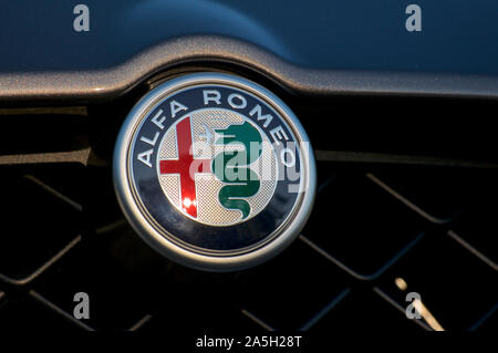 Vezia, Ticino, Svizzera - 7 Ottobre 2019 : chiudere l immagine della Alfa Romeo logo collocato su un cofano per auto Foto Stock