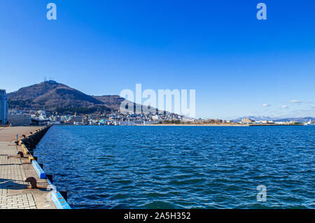 Dicembre 2, 2018 Hakodate, Giappone - Hakodate blu baia del porto e di Motomachi cityscape edifici con montaggio a vista hakodate e cielo blu in inverno Foto Stock