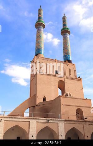 Lato posteriore di ingresso principale e minareti della grande moschea di Jame (Masjid-e Moschea Jameh, Moschea del Venerdì) in Yazd, Iran Foto Stock