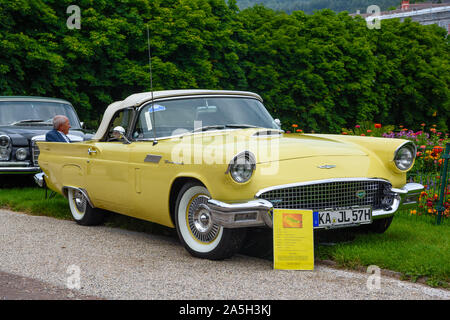 BADEN baden, Germania - Luglio 2019: luce bianco giallo Ford Thunderbird prima generazione cabrio roadster 1955, oldtimer riunione nel Kurpark. Foto Stock