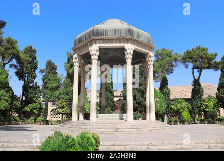 La tomba di Hafez (grande poeta persiano) in giardini Mussala, Shiraz, Iran Foto Stock