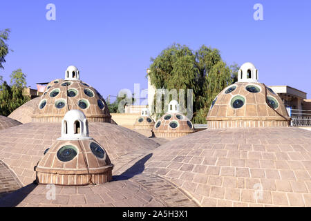 Il tetto della tradizionale iraniano Amir Sultan Ahmad bathhouse con cupole con convessa occhiali verdi, Kashan, Iran Foto Stock