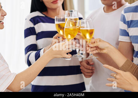 Close-up immagine di amici il tintinnio di bicchieri di vino bianco a parte Foto Stock