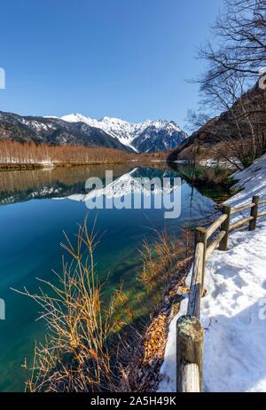 Alpi giapponesi si riflette nel lago Taisho Pond, Monte Hotaka sul retro, Kamikochi, Matsumoto, Nagano Foto Stock