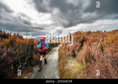 Gli escursionisti sul sentiero escursionistico Tongariro Circuito Nord, Nuova Zelanda grande passeggiate, vulcano Monte Tongariro e Monte Ngauruhoe, parco nazionale di Tongariro Foto Stock