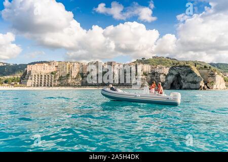 Il motoscafo, città di Tropea, provincia di Vibo Valentia, Calabria, Italia Foto Stock