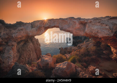 Vista di Cape Greco e Kamara Tou Koraka arco naturale bridge, Protaras, Ayia Napa, Cipro Foto Stock