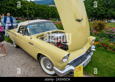 BADEN BADEN, GERMANY - JULY 2019: motor of light yellow white FORD THUNDERBIRD first generation cabrio roadster 1955, oldtimer meeting in Kurpark. Foto Stock