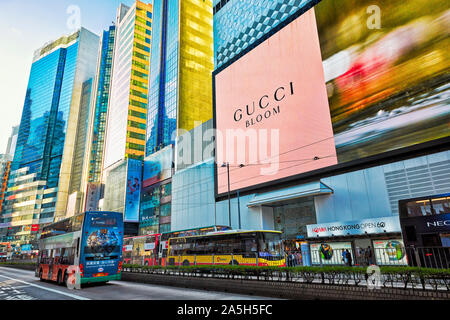 Colorati edifici moderni a Hennessy Road. La Causeway Bay di Hong Kong, Cina. Foto Stock