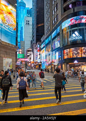 Le persone che attraversano le Queen's Road Central Street. Central, Hong Kong, Cina. Foto Stock