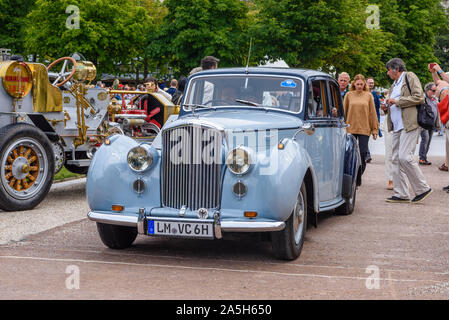 BADEN baden, Germania - Luglio 2019: azzurro BENTLEY R di tipo, oldtimer riunione nel Kurpark. Foto Stock