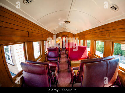 Interno del vintage Oamaru vapore e rampa treno di conservazione tra il porto e la stazione di Cava stazione schierandosi a Oamaru, Nuova Zelanda Foto Stock