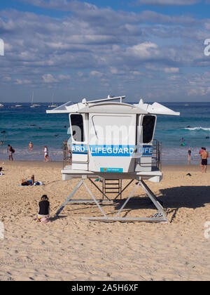 Bagnino capanna sulla spiaggia Bondi Sydney Foto Stock