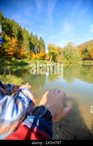 Bambino a un autunno sul lago con una bella foresta Foto Stock