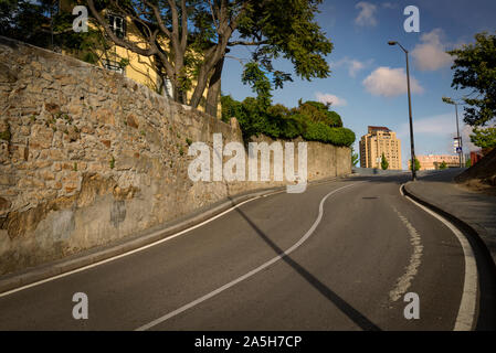 Empty Street nella città di Gaia Foto Stock