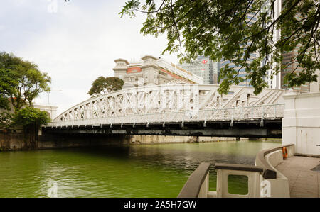 Singapore-05 maggio 2018:Anderson bridge con strutture di acciaio nei pressi della baia di Marina Foto Stock