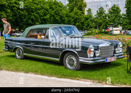 BADEN baden, Germania - Luglio 2019: verde scuro nero MERCEDES-BENZ CLASSE S W108, W109 1965 cabrio, oldtimer riunione nel Kurpark. Foto Stock