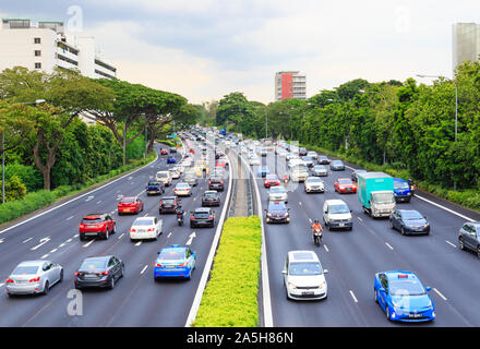 Singapore-11 maggio 2018:Singapore su strada ad alta velocità vista aerea da un alto ponte Foto Stock